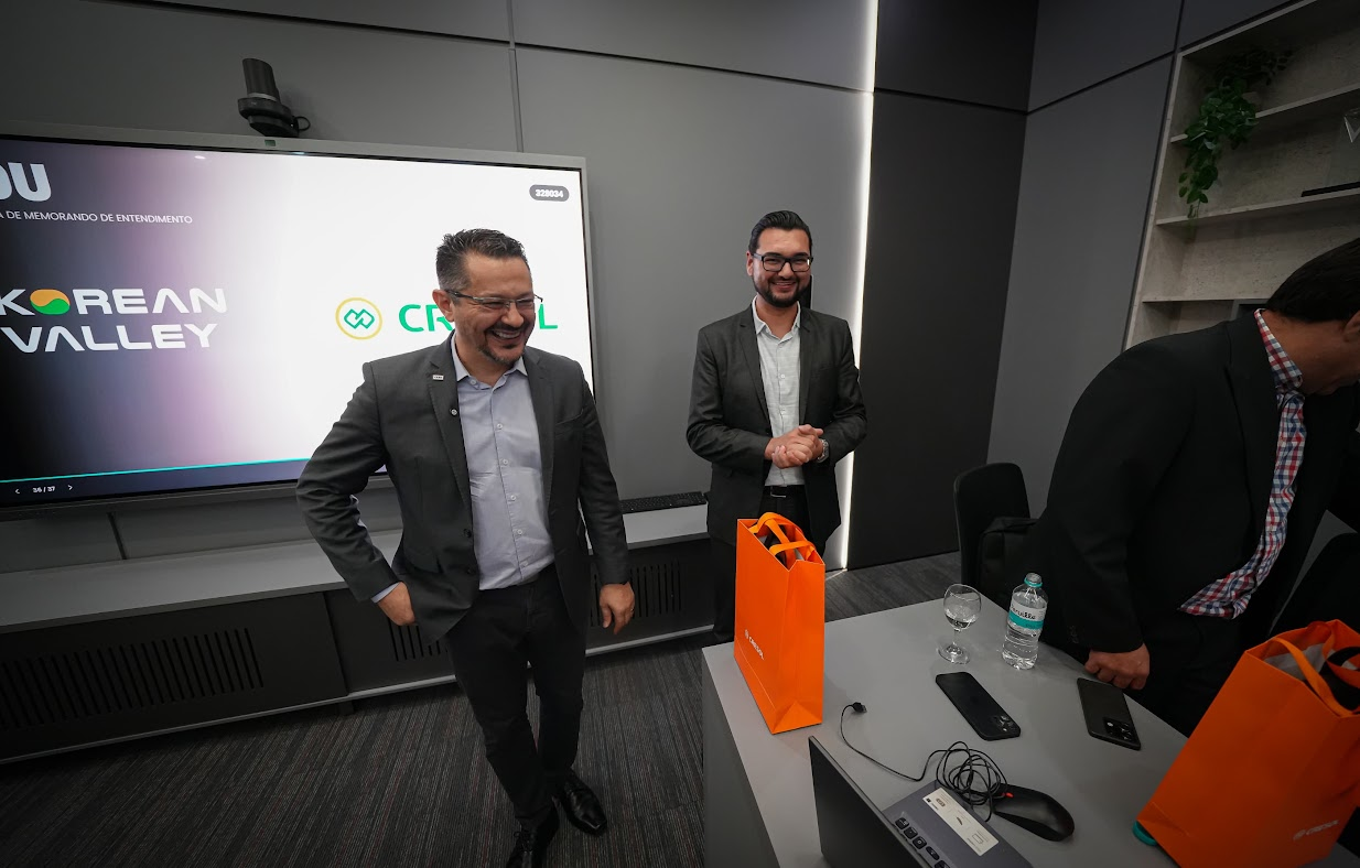 Aleksandro Montanha em encontro com representantes diante de apresentação Korean Valley e Cresol